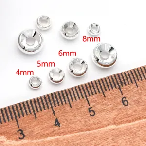 Vue détaillée de différentes tailles de perles d'espacement en métal argenté de 4mm à 8mm.
