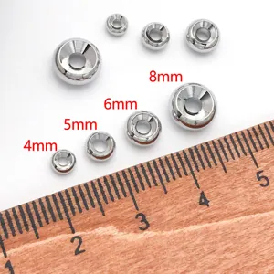Vue détaillée de perles d'espacement en métal, avec des tailles variées de 4mm à 8mm affichées.