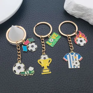 Metal emaille voetbal sleutelhanger set met trofee, shirt en voetbalontwerpen voor fans.