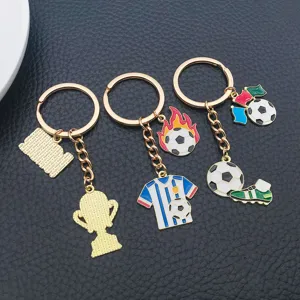 Gedetailleerd overzicht van voetbal sleutelhangers met trofee en shirt hangers voor fans.