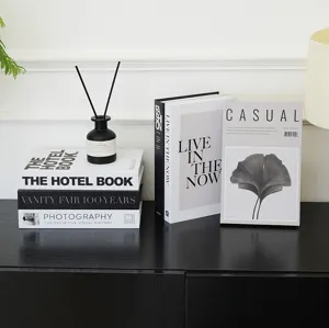 Moderne minimalistische Deko-Bücher in Schwarz-Weiß mit Duftdiffusor für stilvolle Raumgestaltung.