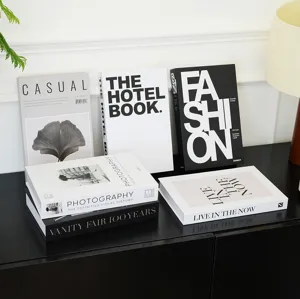 Moderner minimalistischer schwarz-weißer Deko-Bucher-Satz fur Hotel und Inneneinrichtung.