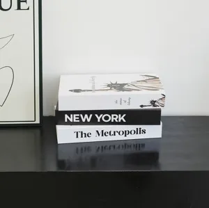 Moderne minimalistische schwarz weiße Deko Bücher Stapel, stilvolle englische Buch Requisite.