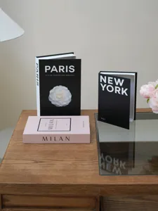 Cajas de almacenamiento de libros falsos decorativos juego de tres con diseño urbano.
