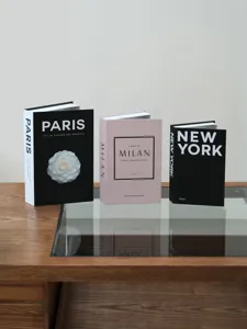 Set de libros decorativos falsos como caja de almacenamiento, diseño moderno chic.