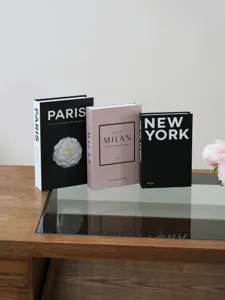 Juego de tres cajas de almacenamiento de libros decorativos estilo ciudad moderna para hogar.