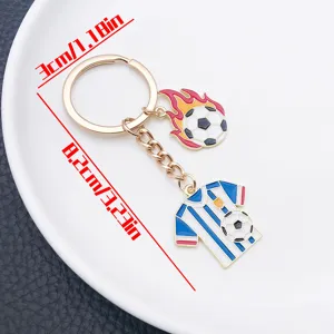 Voetbal thema metalen sleutelhanger met jersey en balhangers voor fans detail weergave