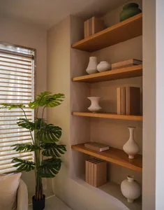 Nordische moderne Deko-Buch-Requisite und Keramikvase Detail auf Holzregal Inneneinrichtung.