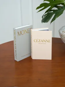 Dettaglio scatola portaoggetti in lino, design artistico in foglia d'oro per decorazione tavolino.