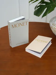 Primo piano della scatola di libri di decorazione in tessuto di lino con stampa a caldo.