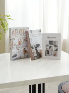 Dettaglio libro finto decorativo, accessorio per tavolino da caffè design interni, minimalista.