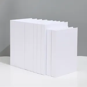 Minimale weiße dekorative Bücher Simulationsmodelle für moderne Arbeitszimmer Regal Requisiten Fotografie