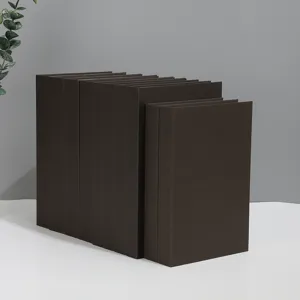 Detailaufnahme von skandinavischen minimalistischen dekorativen Buch-Requisiten für das Arbeitszimmer.