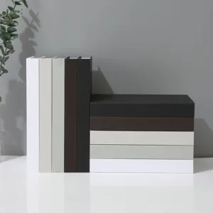Detailansicht skandinavischer minimalistischer Deko-Bücher als Modell für Fotostudio.