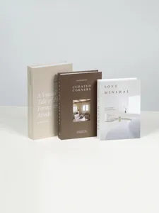 Libri decorativi minimalisti per decorazioni d'interni moderne, scaffale e tavolo display.