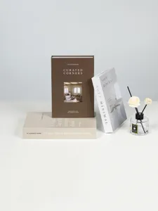 Libri decorativi nordici minimalisti su scrivania bianca, dettaglio di arredo interni.
