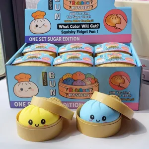 Vue détaillée des jouets squishy en forme de brioche colorée dans des paniers