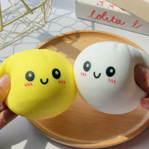Gros plan d'une main serrant un jouet anti-stress en forme de brioche mignonne