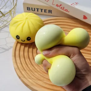 Mignon jouet anti-stress squishy en forme de ravioli pressé sur un plateau en bois
