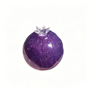 Paarse squishy stressbal in de vorm van een blauwe bes met gel op witte achtergrond