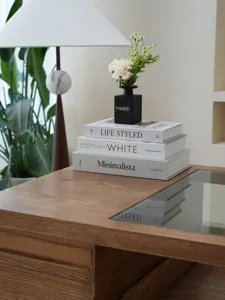 Detalle de la caja de almacenamiento decorativa para libros con jarrón de flores.