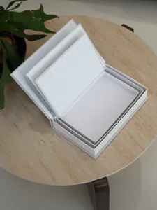 Vista detallada de las cajas de almacenamiento de libros decorativas anidadas en mesa.