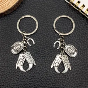 Portachiavi western cowboy in argento antico con stivali cappello e ferri di cavallo