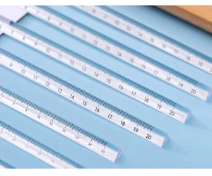 Nahaufnahme Detail des klaren transparenten Dreiecksstabes, 20cm technisches Zeichenwerkzeug.