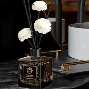 Diffuseur de parfum élégant avec bâtonnets floraux, huile essentielle longue durée maison.