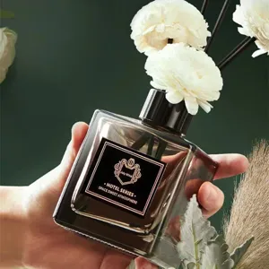 Vue détaillée du flacon de diffuseur d'aromathérapie de la série hôtel avec des bâtonnets de fleurs.