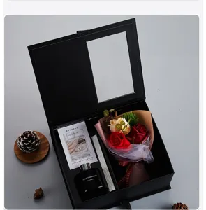 Set scatola regalo festa della mamma con flacone diffusore, bouquet di rose e carte.