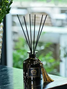 Flacon diffuseur de parfum en verre avec bâtonnets noirs et pompon doré pour maison 50ml