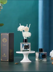 Nahaufnahme des quadratischen Glas-Duftdiffusors mit Blumenstäbchen auf elegantem Ständer.
