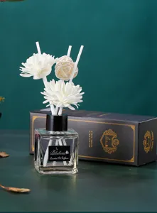 Detailansicht des 50ml Vierkant-Glasflaschen-Raumdiffusors mit weißen Blumen-Rattan-Stäbchen.