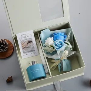 Coffret cadeau d'aromathérapie avec bouquet de fleurs de savon et diffuseur parfum.