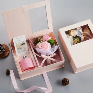 Ensemble de coffret cadeau rose avec bouquet de roses en savon, diffuseur et ruban joli.