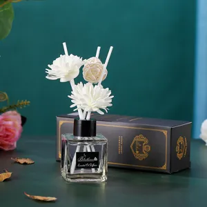 Duftoel Diffusor Set mit quadratischer Glasflasche und weissen Blumen Duftstaebchen Raumduft.