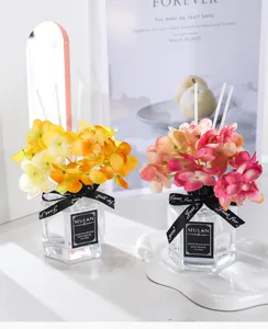 Heimduft Diffusor Set mit künstlichen Hortensien Blüten Glasflasche und Duftstäbchen.