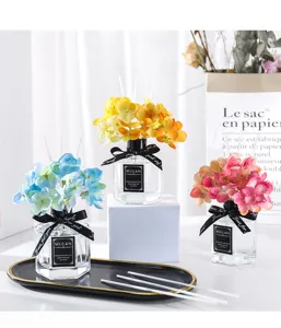 Hortensie raumduft stäbchen set aus glasflasche, künstlichen blumen und duftöl für zuhause.