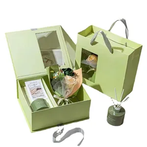 Coffret cadeau d'aromathérapie vert avec un bouquet de roses artificielles et un diffuseur.