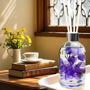 Detailopname van een heldere geurstokjes fles gevuld met paarse bloemen en stokjes.