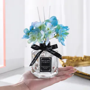 Diffusore di profumo decorativo con fiori di ortensia blu per un ambiente fresco e profumato.