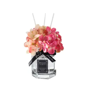 Diffusore di profumo per ambienti con fiori di ortensia rosa, bastoncini e olio 50ml.