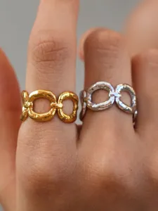 Anelli metallici geometrici cavi ed eleganti con texture martellata, raffinati e chic.