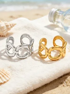Anello aperto geometrico cavo in acciaio inox dettaglio, elegante gioiello da spiaggia.