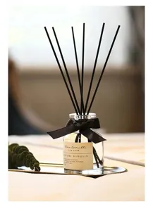 Duftstäbchen Set mit schwarzem Rattan und Glasflasche für angenehmen Raumduft und Frische.
