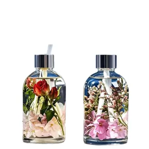 Geurstokjes set met echte drijvende bloemen in glazen flesjes voor sfeervolle interieur.