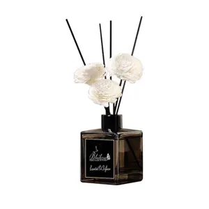 Dekorative Duftstäbchen Glasflasche mit weißen Sola-Blumen und schwarzen Stäbchen