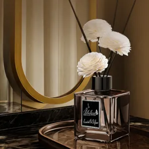 Ensemble de diffuseur de parfum de luxe avec bâtonnets de fleurs blanches pour la maison.