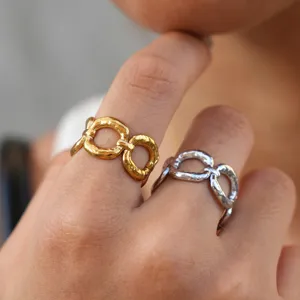 Eleganti anelli geometrici intrecciati in acciaio inossidabile, gioiello minimal chic.